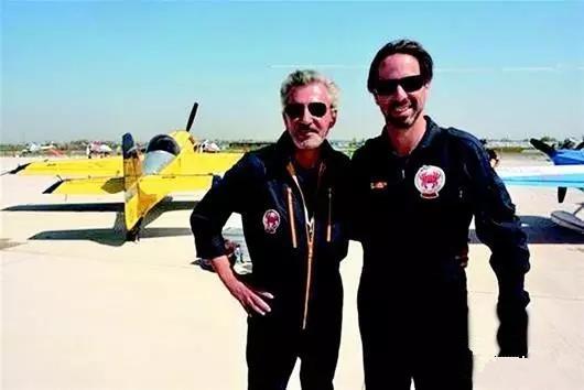 连续20年世界特飞大赛的冠军、西班牙飞行员雷蒙·阿隆索（左）将献上武汉首秀
