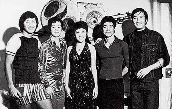 上世纪70年代，许冠杰、陈元宗、丁佩、李小龙、谢贤(从左至右)合影