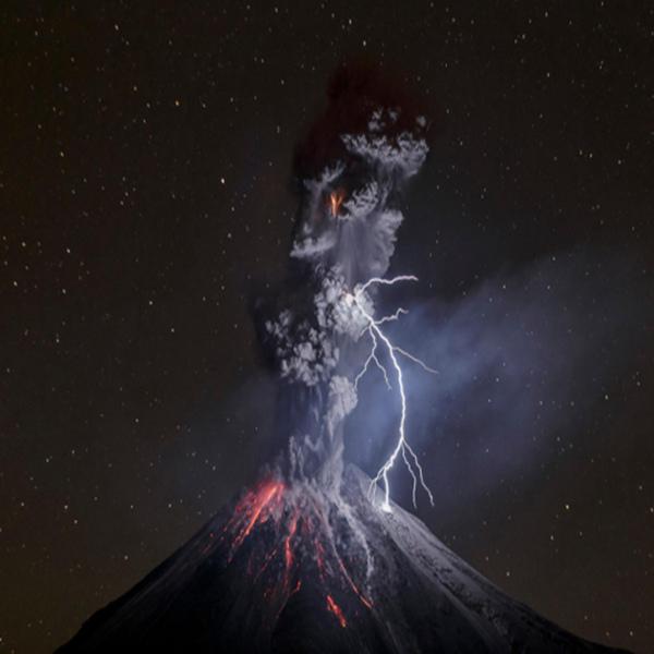 一道闪电突然照亮了科利马火山，熔岩夹杂着闪电喷薄而出，大量火山灰和浓烟瞬间弥漫天际